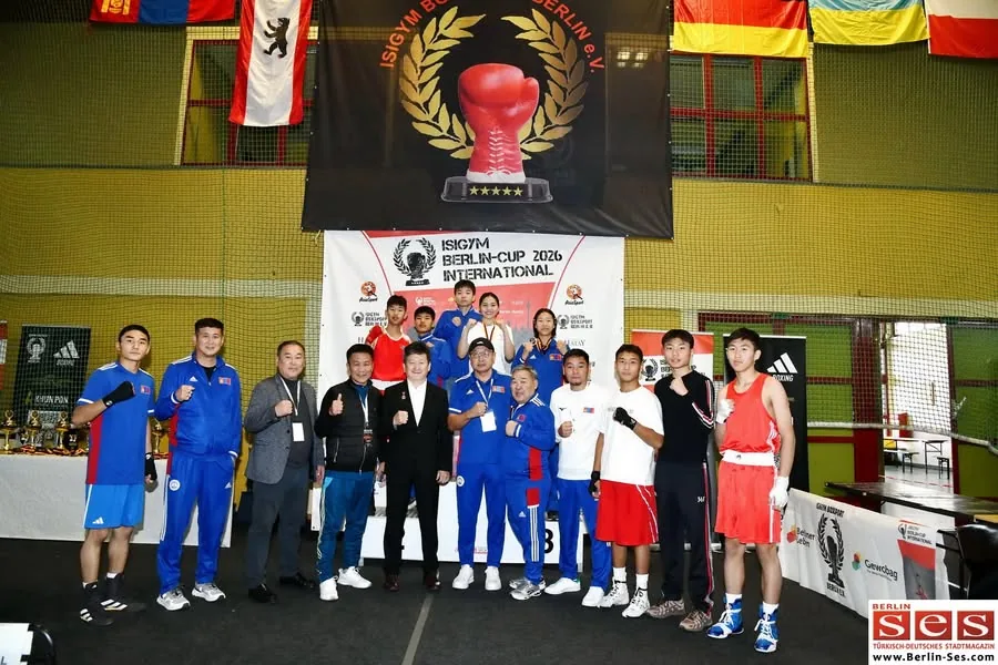 Gruppenfoto zum Abschluss des Berlin Cup International 2026: Boxer, Trainer und Gäste vor dem Banner von Isigym Boxsport Berlin e.V.
